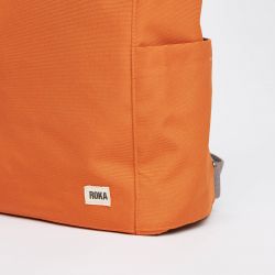 Roka London Finchley A. medium reppu, sustainable atomic orange